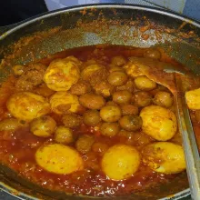 Masak hingga santannya kering sambil diaduk sesekali. Setelah bumbu menyusut, sajikan.