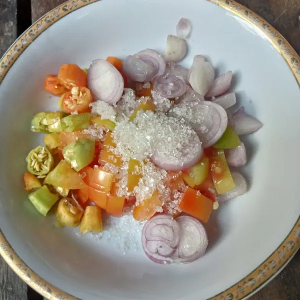 Campur cabai, tomat, bawang merah, garam, gula pasir dan kaldu jamur, aduk rata.