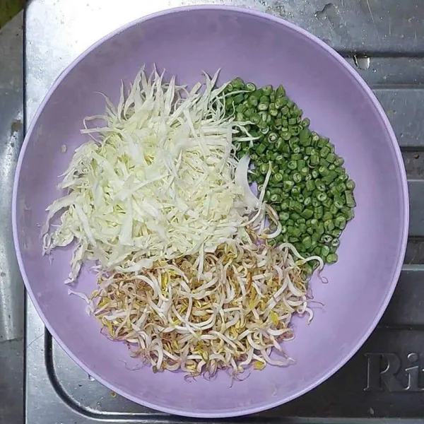 Siapkan wadah, masukkan tauge, kacang panjang dan daun kol.