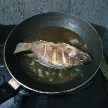 Goreng ikan setengah matang. Angkat dan tiriskan.