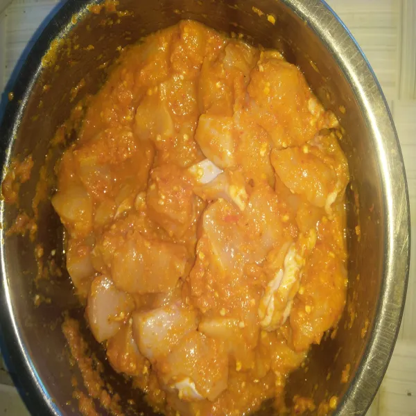 Campur bumbu halus dengan potongan ayam.