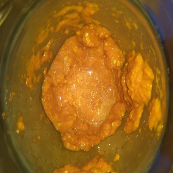 Haluskan semua bahan bumbu halus.