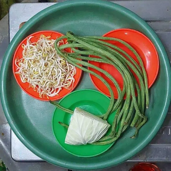 Siapkan bahan untuk membuat karedok, cuci bersih tauge, cuci bersih kacang panjang lalu diiris dan cuci bersih daun kol, di sisi halus.