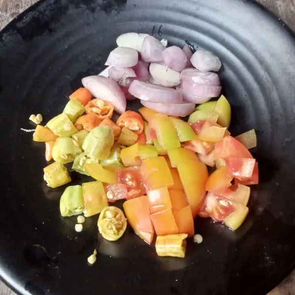 Potong-potong cabai rawit, tomat dan bawang merah.