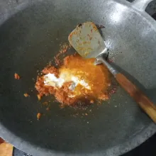 Panaskan minyak, tumis bumbu halus hingga harum. Masukkan santan, gula merah sisir, garam dan kaldu bubuk. Aduk rata. Matikan api.