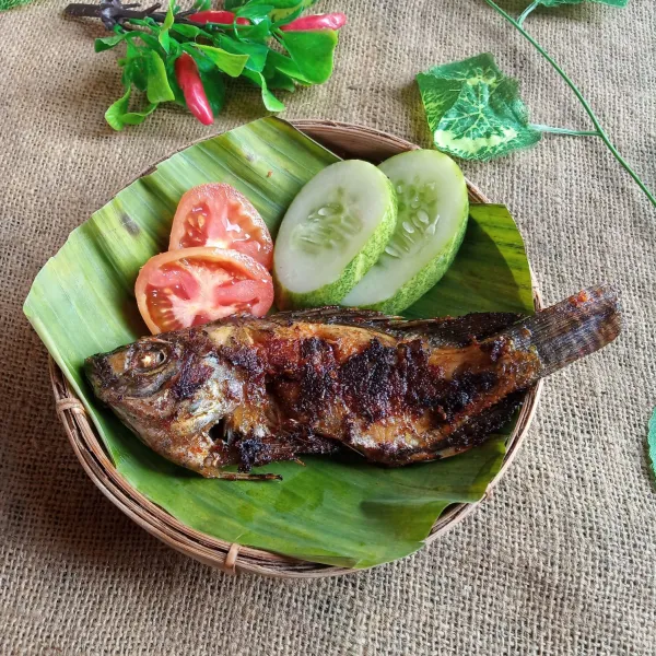 Ikan bakar Jimbaran siap untuk disajikan sebagai lauk pendamping nasi hangat.
