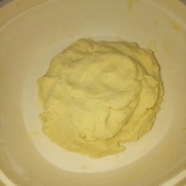 Campur bahan A : terigu, margarin dan minyak. Aduk sampai tercampur rata dan diamkan selama 10 menit.