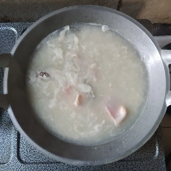 Masukkan ayam, biarkan mendidih kembali. Bumbui dengan garam, lada, gula, dan penyedap rasa, koreksi rasa.