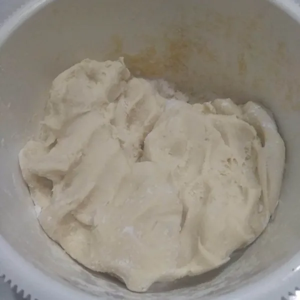 Tuang tepung tapioka sedikit demi sedikit sambil diaduk hingga tercampur rata.