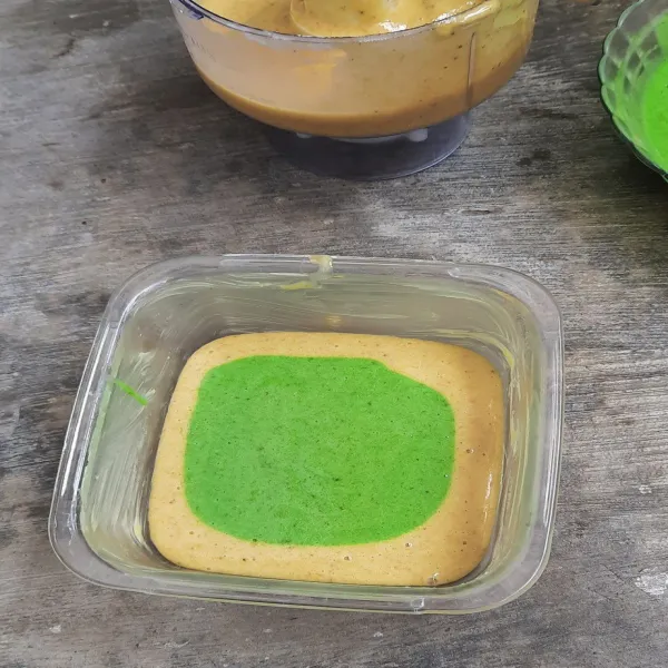 Siapkan cetakan, lalu masukkan 1 sendok adonan dan bikin layer menggunakan adonan hijau. Lakukan hingga adonan habis.