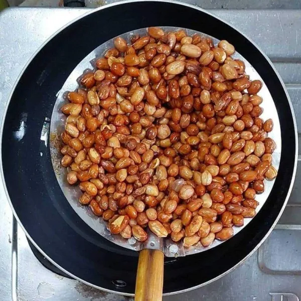 Goreng kacang tanah sampai matang, angkat dan tiriskan.