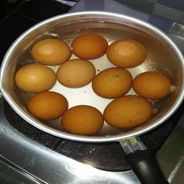 Rebus telur hingga matang, biarkan dingin lalu kupas kulitnya.
