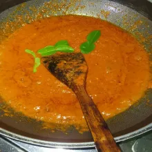 Tumis bumbu halus hingga harum, lalu masukkan daun jeruk. Tumis hingga bumbu matang.