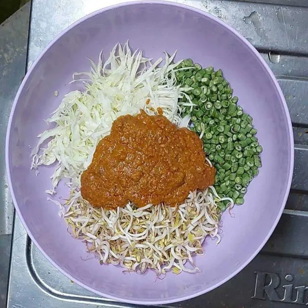 Tambahkan bumbu kacang.