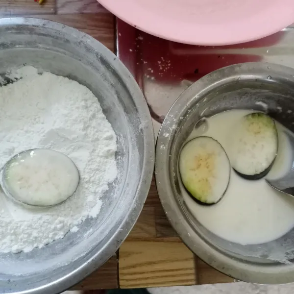 Ambil 3 sdm tepung, beri sedikit air sampai adonan kental. Celup terong ke dalam tepung basah, lalu gulingkan pada tepung kering.