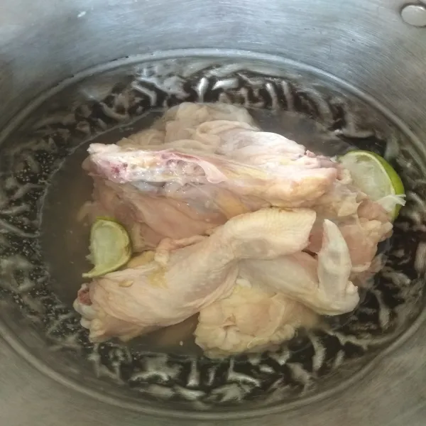 Cuci bersih ayam lalu rendam dalam air yang sudah dicampur perasan jeruk.