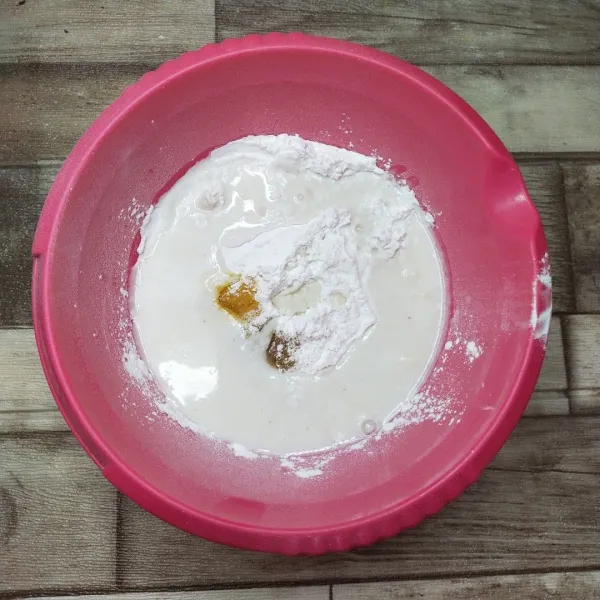 Campur tepung beras, tepung tapioka, bumbu-bumbu dan air. Aduk menggunakan whisk sampai tidak bergerindil.