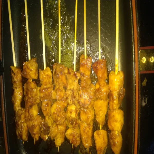 Panaskan sedikit margarin di atas grill pan atau alat bakar lainnya. Kemudian panggang/ bakar sate sampai kaku dan matang dikedua sisi. Angkat.