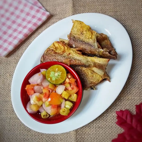 Sajikan ikan bandeng goreng dengan dabu dabu.