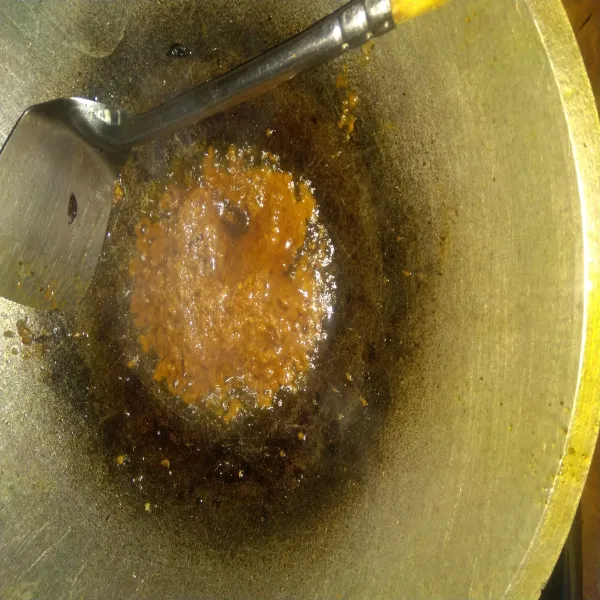 Panaskan sedikit minyak di atas wajan kemudian tumis sisa bumbu marinasi sampai matang dan harum.