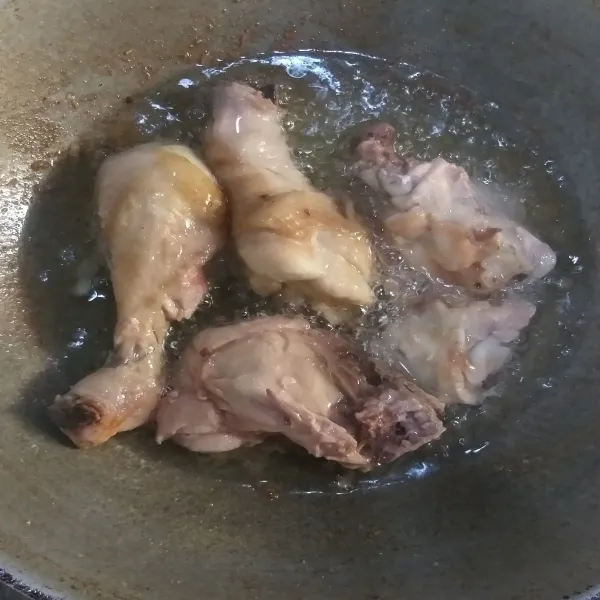 Panaskan minyak goreng, goreng ayam setengah matang. Angkat dan tiriskan.