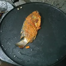 Oles teflon dengan sedikit minyak. Masukkan ikan, oles dengan bumbu bakar. Panggang hingga matang dengan dioles dan dibolak-balik.