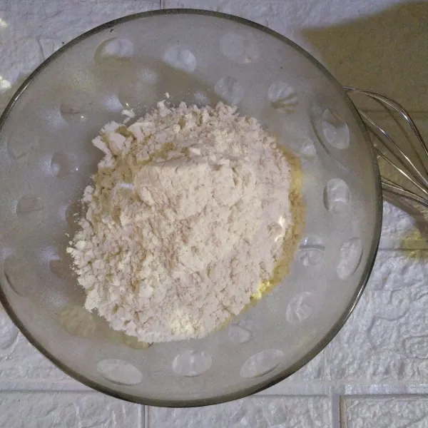 Dalam wadah, masukan tepung terigu.