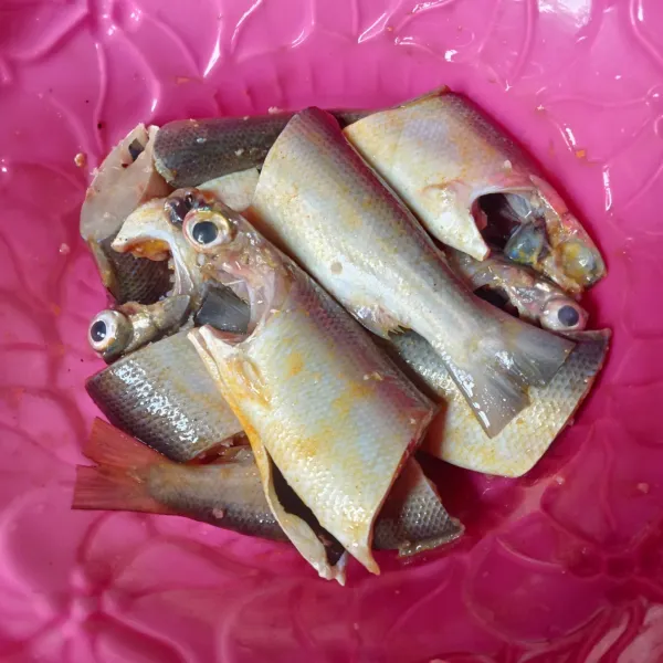 Marinasi ikan dengan bumbu, diamkan sekitar 15 menit.