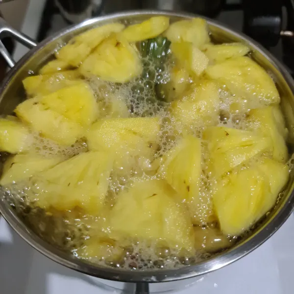 Masak semua setup nanas hingga mendidih, lalu dinginkan.