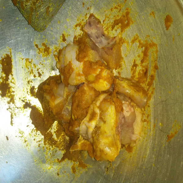 Masukkan ayam lalu tumis sebentar.