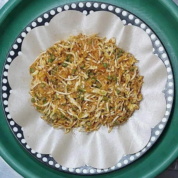 Siapkan piring saji, masukkan karedo, siap di sajikan bersama taburan bawang goreng dan kerupuk.