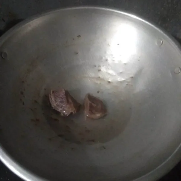 Rebus daging sapi hingga empuk, tiriskan lalu potong dadu kecil.