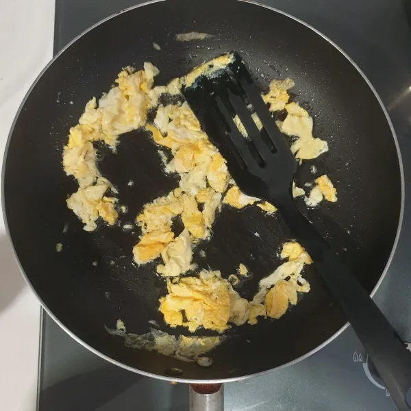 Panaskan sedikit minyak,goreng  telur dan buat orak-arik, angkat dan sisihkan.