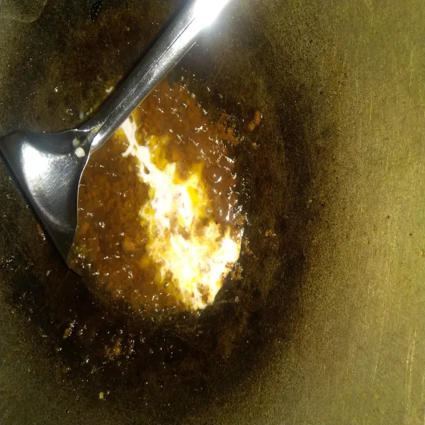 Tambahkan santan, aduk rata dan masak hingga sausnya mulai mengental, jangan lupa cek rasa. jika sudah pas, angkat.