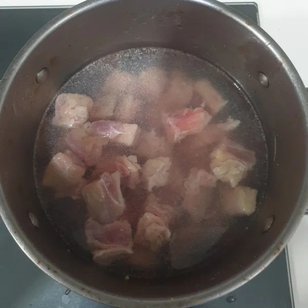 Rebus potongan daging dengan 1 liter air, setelah mendidih, matikan api.