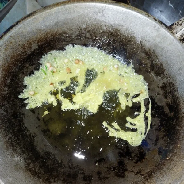 Panaskan minyak goreng, ambil 1 sendok sayur adonan, beri kacang/ rebon, goreng dengan cara menyiramkan melingkar di wajan. Siram-siram bagian peyek yang tidak terkena minyak hingga lepas sendiri. Masak hingga minyak tidak beriak. Tiriskan, dinginkan dan simpan dalam wadah kedap.