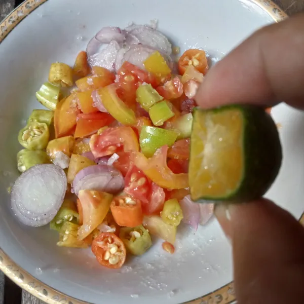 Kucuri dengan perasan jeruk lemon cui.