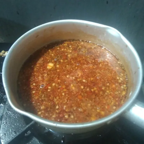 Didihkan air, gula aren dan asam jawa sampai gula larut. Lalu masukkan bawang putih dan cabai yang sudah dihaluskan. Masak hingga mendidih lalu tambahkan garam. Aduk rata dan tes rasa.
