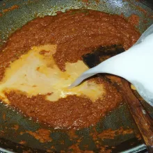 Kemudian tuang santan, masak hingga santannya mendidih.