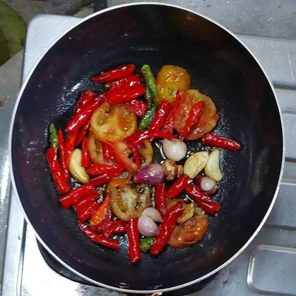 Goreng bawang, cabe, tomat dan cukur sampai matang, angkat.