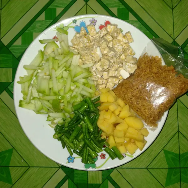 Siapkan bahan-bahannya.