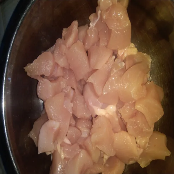Potong dadu fillet daging ayam.