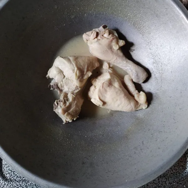 Ungkep ayam hingga kuah menyusut dan ayam empuk, tiriskan ayam.