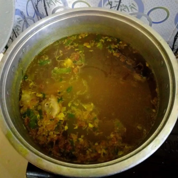 Masukkan ke dalam kaldu rebusan ayam, tambahkan bawang goreng, daun seledri lalu aduk sampai rata.