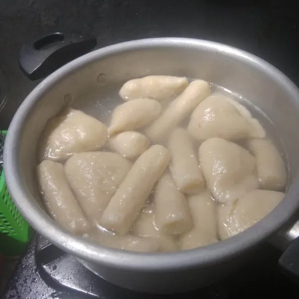 Rebus pempek di air mendidih hingga mengapung dan matang. Tiriskan.