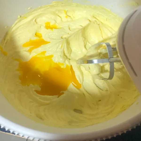 Masukkan kuning telur, kocok hingga tercampur rata.