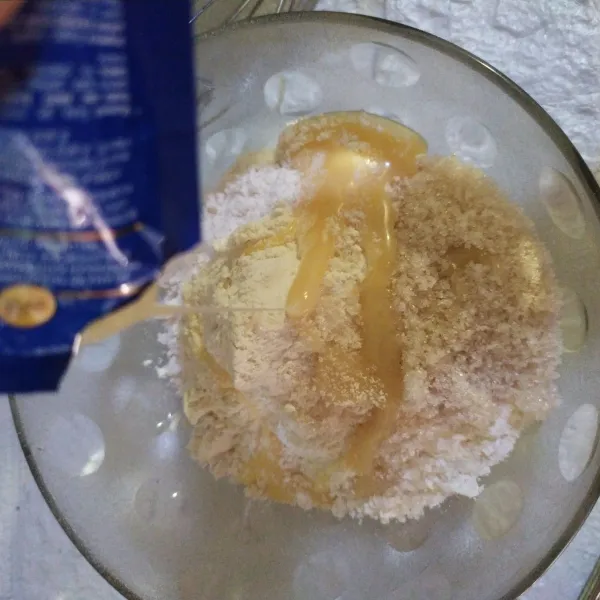 Tambahkan kental manis putih.