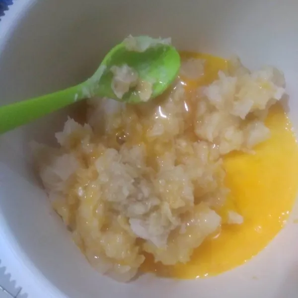 Dalam keadaan hangat, pindahkan adonan ke baskom. Tambahkan bawang putih yang sudah dihaluskan dan telur kocok. Aduk rata.