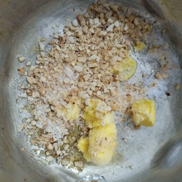Campurkan metega, gula dan kacang.