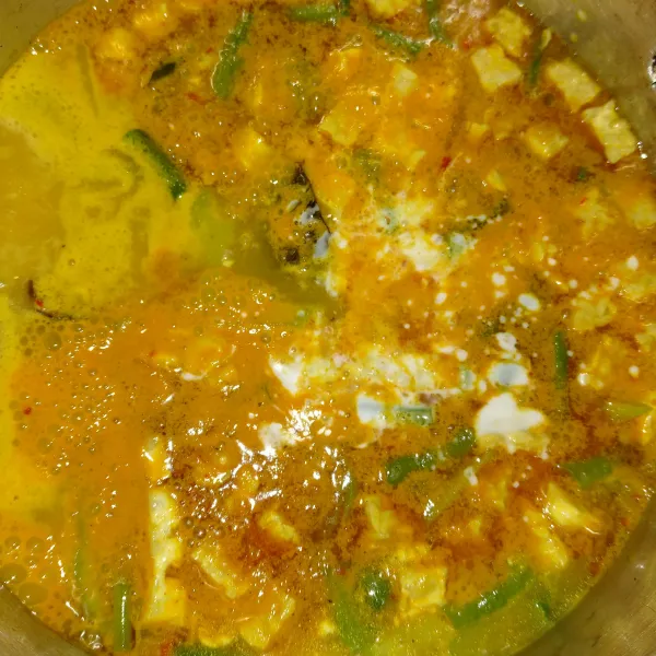 Masukkan santan. Beri penyedap rasa dan tunggu kuah meresap. Siap untuk disajikan.